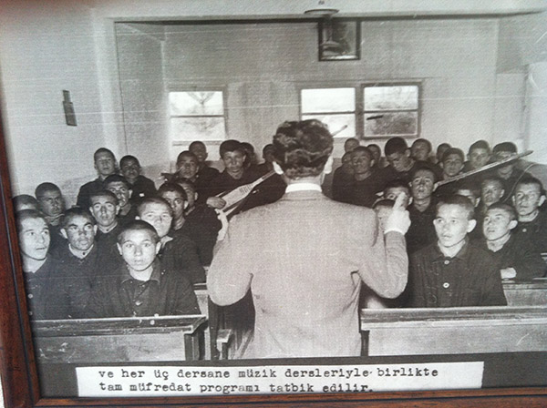 Sübyan Koğuşu: Hapishaneye düşen çocukların kaldığı ve o dönemde neler yapıldığını fotoğraflarla izleyelim.