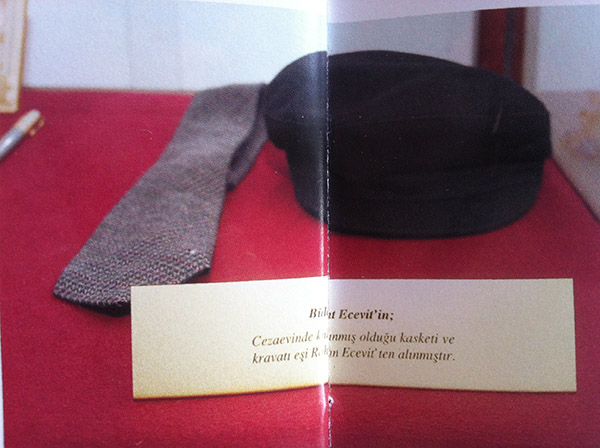 Bülent Ecevit'in kasketi, kravatı