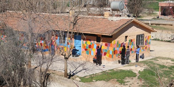 Harran'ın köy okulları öğretmenler tarafından boyanarak renklendiriliyor