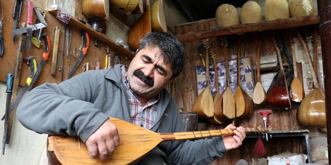 Aşık Veysel'in 107 yıllık bağlamasına gözü gibi bakıyor