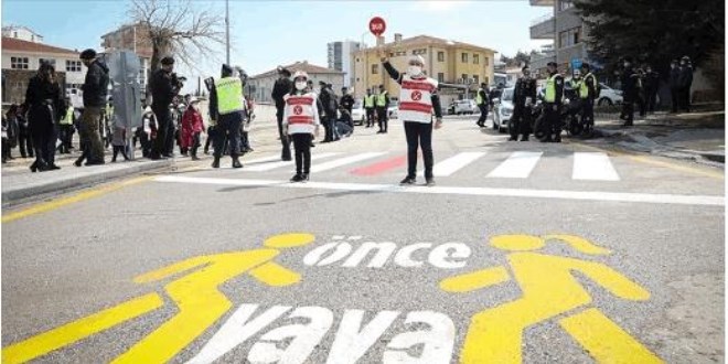 Ülke genelinde 'Yaya önceliği kırmızı çizgimizdir' etkinliği düzenlendi