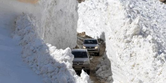 Yüksekova'da 8 metrelik kar tünelleri