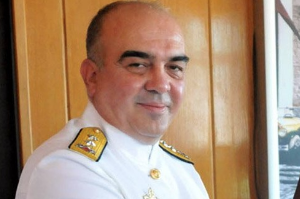 Deniz Cora  <br>  Emekli Koramiral Deniz Cora, Balyoz ve Ergenekon davaları kapsamında yargılanmıştı. O dönemde "Hükümete yönelik darbe girişimi"nde bulunduğu iddiasıyla suçlandı ancak bu davalarda beraat etmişti.