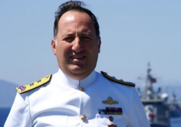 Ramazan Cem Gürdeniz  <br>  Emekli Tümamiral Ramazan Cem Gürdeniz, son zamanlarda Türkiye'nin Doğu Akdeniz'de verdiği Mavi Vatan mücadelesine ilişkin videolarıyla gündeme gelmişti. Buna rağmen 'Mavi Vatan' mücadelesinin öncülüğünü yapan Cumhurbaşkanı Erdoğan ve hükümete yönelik skandal bildiriye imza atması dikkat çekti.