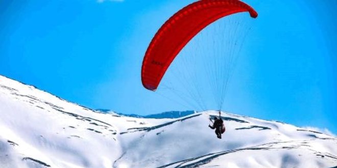 Yamaç paraşütü tutkunlarının yeni gözdesi: Van Gölü koyları