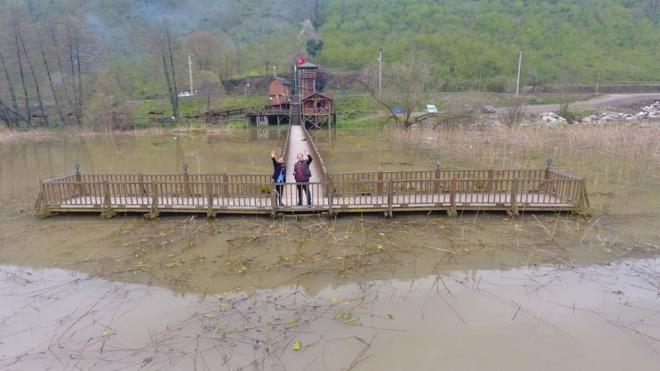 Düzce kent merkezine yaklaşık 25 kilometre uzaklıkta bulunan Efteni Gölü Yaban Hayatı Geliştirme Sahası ve Kuş Cenneti, sahip olduğu zengin bitki örtüsü ve su kaynaklarıyla göçmen kuşların önemli uğrak noktaları arasında yer alıyor.