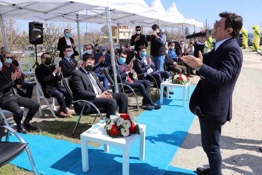 Eskişehir'i seçme nedeniyle ilgili Sabah "Tavuklar rutubeti sevmiyor. Bir de Eskişehir'in ulaşım olarak merkez konumda olması önemli. Bursa, Ankara, İstanbul'a yakınlık olarak bir avantajı var. Burada arazi biraz daha ucuz." ifadelerini kullandı.