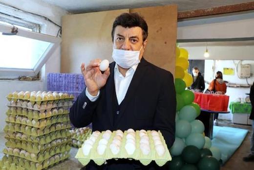 Şarkıcı Coşkun Sabah, arkadaşı Özkan Özadalı ile birlikte, Eskişehir'in Tepebaşı ilçesine bağlı Emirceoğlu Mahallesi'nde yaklaşık 1 milyon liralık yatırımla, 1780 metrekarelik tavuk çiftliği kurup, 15 bin tavukla yumurta üretimine başladı.