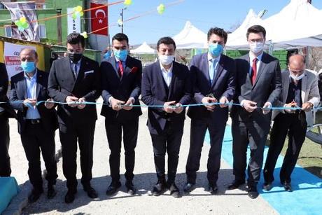 Sabah'ın ortağı Özkan Özadalı ise tavuk çiftliğine yaklaşık 1 milyon liralık bir yatırım yaptıklarını belirterek, ?Coşkun Bey ile çok daha öncesine dayanan bir dostluğumuz var. Böyle bir fikir oluştu. Bu işimizin ilk adımı." şeklinde konuştu.