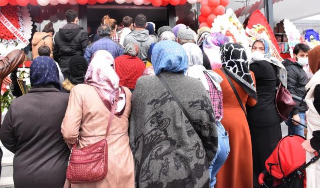Sivas'ta bir marketin açılışa özel indirimli ürünler satması dolayısıyla oluşan kalabalık, polis tarafından corona virüs kurallarının ihlal edilmesi nedeniyle dağıtıldı.