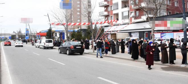 Vatandaşların uyarılara riayet etmemesi üzerine polis ekipleri, Valilik kararıyla marketin faaliyetini geçici durdurup, vatandaşları uzaklaştırdı.