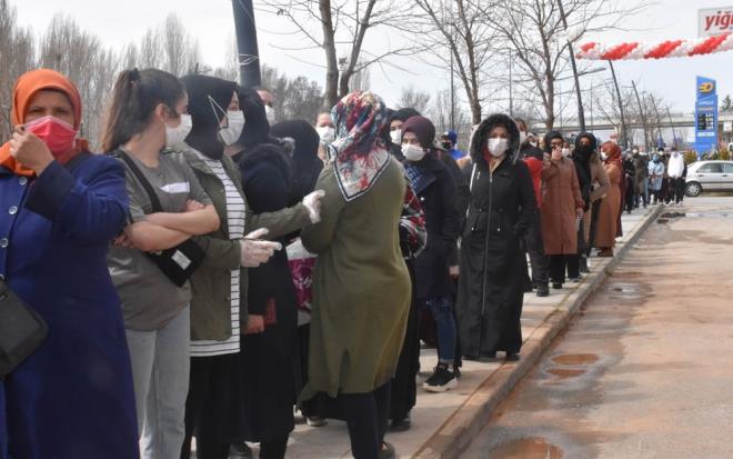Market yetkilileri bir süre içeriye sınırlı sayıda müşteri aldı, polis ekipleri de vatandaşları sık sık sosyal mesafeye uymaları konusunda uyardı.