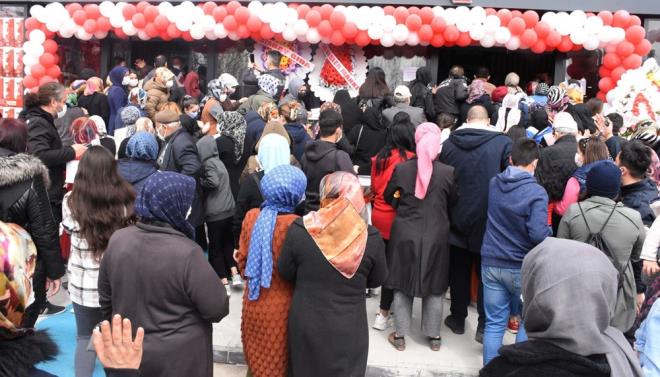 Mimar Sinan Mahallesi Muhsin Yazıcıoğlu Bulvarı'nda bir market, günler öncesinden açılışa özel indirimli ürünler satacağını duyurunca çok sayıda vatandaş sabahın erken saatlerinde marketin önüne geldi.