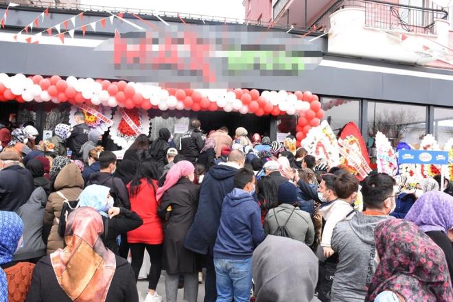 Açılışta, corona virüs kurallarının ihlal edilmesi nedeniyle bölgeye polis ekipleri sevk edildi.