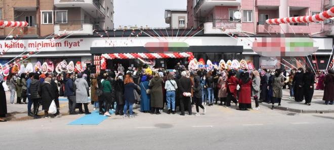 İş yerine sosyal mesafe kurallarına uyulmaması nedeniyle cezai işlem uygulanması için polis tarafından tutanak tutuldu.