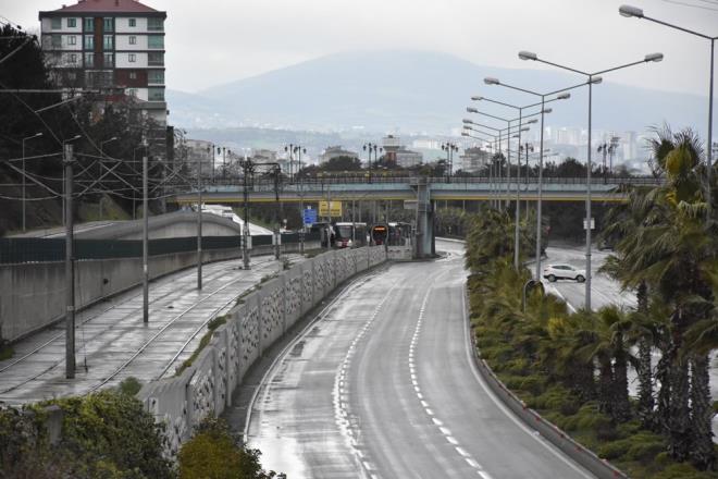 Bunun için, ramazanda ?kapatma? yapılarak, mayıs ayının ikinci yarısına daha ?az vaka ve kontrollü pandemiyle? girmenin doğru olacağını, böylece turizm tanıtım kampanyalarının daha iyi yönetileceğini söyleyen de var. ?Mart başında erken açıldık. Kademeli normalleşmeye nisan ayında başlamalıydık? diyen hocaların sözlerinin dinlenmemesinin faturasının ödendiğini ifade edenler de var.    TAM KAPANMA MI, KAPATMA MI?