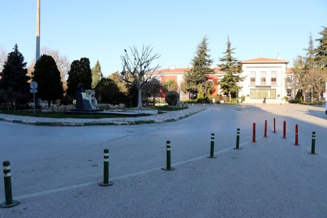 corona vakalarının 60 bine dayanmasının ardından yeni önlemlerin gelip gelmeyeceği gündemin bir numaralı konusu oldu. Kulislerde ramazan ayı boyunca kapanma seçeneği tartışılıyor. Hükümetin de bu seçeneğe sıcak baktığı söyleniyor.