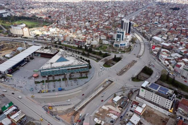 Şimdi kulislerde hükümetin, ramazan boyunca ?kapatmaya? daha yakın olduğu söyleniyor.    Diğer tarafta farklı görüşler de var. Lokanta ve kafe işletmecileri. Onlar ise tam kapatma şöyle dursun, lokanta ve kafelerin gündüzleri açık kalması ve bugünkü sistemin devam etmesini istiyor.