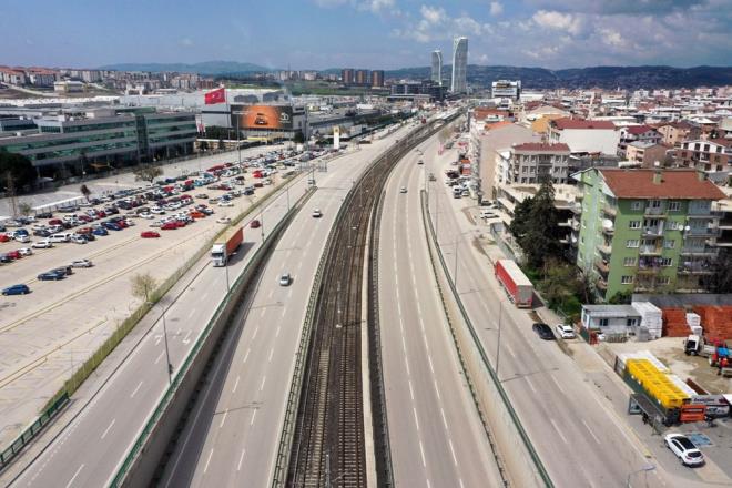 Bir ay önce, ekip kurup, masraf yapıp işletmelerini yeniden açan esnaf, ramazan boyunca gündüzleri lokantaların açık kalmasını istiyor. Üstelik sadece oruç tutmayanlar gideceği için ?mesafe? sorunu da aşılacak.