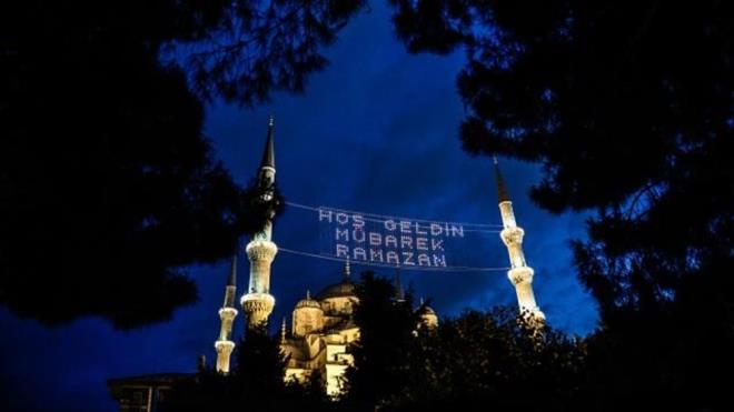 RAMAZAN AYINDA TOPLU İFTAR YAPILABİLECEK Mİ?  Konaklama tesisleri ile evlerde toplu iftar ve benzeri organizasyonlar gerçekleştirilemeyecek.