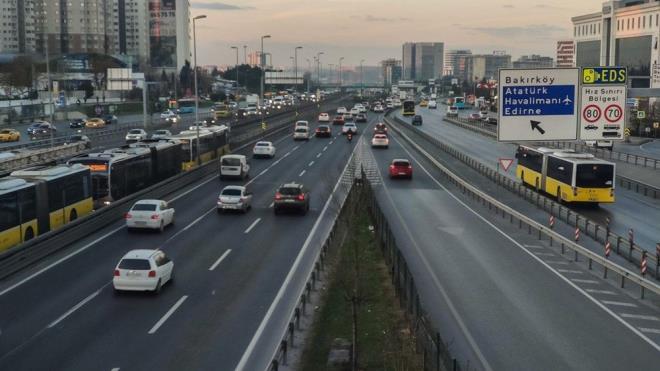 18 YAŞ ALTI VE 65 YAŞ ÜSTÜNE TOPLU TAŞIMA YASAĞI  65 yaş üstü ve 18 yaş altının şehir içi toplu taşıma araçlarını kullanma sınırlaması yeniden getirildi.