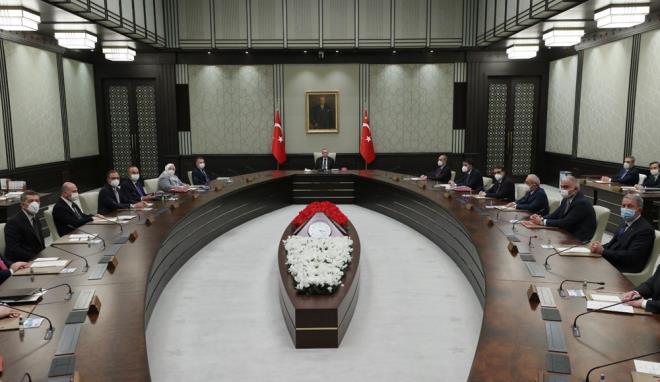 Cumhurbaşkanlığı Kabinesi, Cumhurbaşkanı Recep Tayyip Erdoğan başkanlığında toplandı. Beştepe'deki toplantı 2 saat 40 dakika sürdü. Cumhurbaşkanı Erdoğan, toplantı sonrası corona virüs önlemleri kapsamında alınan kararları açıkladı. İşte alınan yeni önlemler...