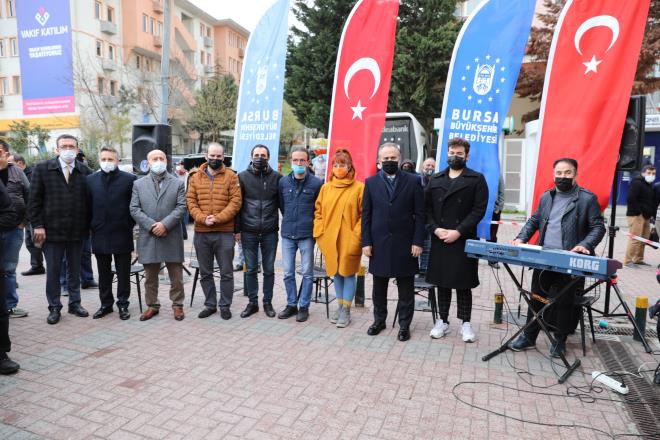 Bu kapsamda geçtiğimiz günlerde Orkestra Şube Müdürlüğü tarafından 100?ün üzerinde sokak sanatçısının seçmeleri yapıldı. Türk Halk Müziği Bölüm Başkanı Nilüfer Göl, Türk Sanat Müziği Bölüm Başkanı İlker Cansevdi ve Proje Sorumlusu Osman Ali Mirza?dan oluşan jüri heyetinden geçer not alan müzisyenler, verilen izin belgeleriyle belirlenen noktalarda sanatlarını icra ederek Bursalılara müzik ziyafeti yaşatacak.
Kent Meydanı Osmangazi Metro İstasyonu önünde düzenlenen projenin başlangıç programında, 4 ayrı müzik grubu sergiledikleri performansla büyük beğeni topladı. Meydanı dolduran vatandaşlar sokak müzisyenlerinin performansını ilgiyle izlerken, seslendirdikleri eserlerle sanatçılar dinleyenlerden tam not aldı.