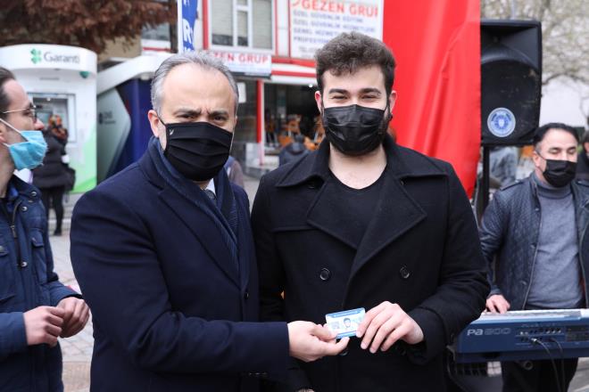 Konuşmaların ardından Başkan Alinur Aktaş, müzisyenlere QR kodlu izin kartlarını ve katılım belgelerini takdim etti.