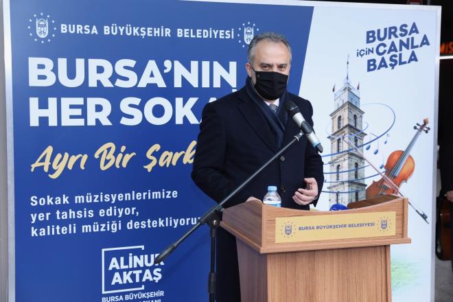 Bursa Büyükşehir Belediye Başkanı Alinur Aktaş da müzisyenleri keyifle dinledi. Güzel bir projenin startını verdiklerini dile getiren Büyükşehir Belediye Başkanı Alinur Aktaş, bu tür çalışmaların artık daha kurumsal yapılacağını ifade etti. Vatandaşlardan gelen 'gürültü oluyor' yönündeki şikâyetlerin de önüne geçmiş olacaklarını anlatan Başkan Aktaş, 'Sokak müzisyenleri mini bir sınava tabi tutuldu. 60 arkadaşımıza bu konuda izin verildi. Şehrin farklı noktalarında belirli periyotlarla Bursalılarla buluşacaklar. Bu çalışmayı 'Sokak Sanatçıları Festivali'ne dönüştüreceğiz. Bu coşkuyu tüm Bursalılarla buluşturacağız. Bursa Büyükşehir Belediyesi olarak her bir bireye hizmet vermenin derdindeyiz. Projeye katılan sanatçılara ve emeği geçenlere teşekkür ediyorum. Umarım müzisyen arkadaşlar, bu sıkıntılı süreçte vatandaşlarımıza moral olurlar. Yüzlerini tebessüm ettirirler, gönüllerini dinlendirirler' dedi.