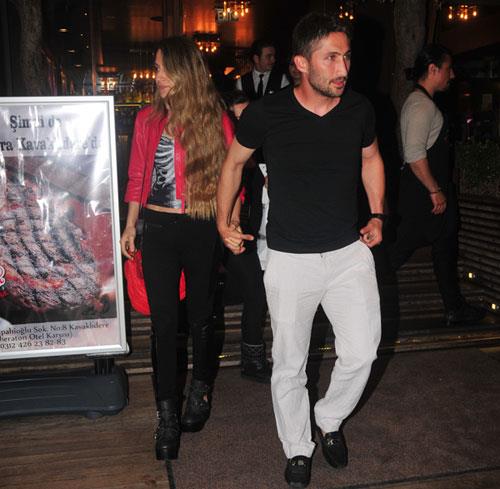 Geçtiğimiz haftasonu Fenerbahçe'yle oynadıkları maç sırasında Volkan Demirel'le tartışan ve TFF'den dört maç ceza alan Galatasaray'lı futbolcu Sabri Sarıoğlu...