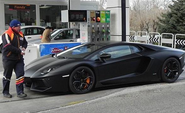 Kendisine 27. yaş günü hediyesi olarak Lamborghini alan Christiano Ronaldo, bir benzincide görüntülendi.