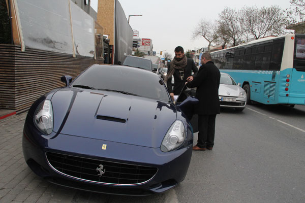 Milli kalecinin,  mavi renkli otomobili için özel plaka bastırttığı görüldü.