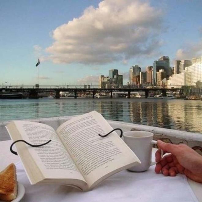 Bir yandan kitap okurken bir yandan kahve ya da çayınızı yudumlamayı sağlayan kitap tutacağı.