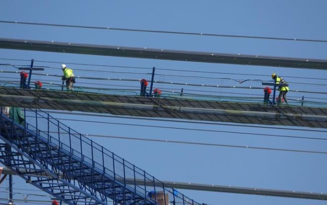 Asya ve Avrupa yakasını birbirine bağlayacak olan 1915 Çanakkale Köprüsü?nde çalışmalar tüm hızıyla devam ediyor. İşçilerin üzerinde çalıştığı 4 bin 330 metre uzunluğundaki 'kedi yolu'nun 4 ay gibi kısa bir sürede tamamlanmasının ardından çelik ana halat kabloların montajı başladı.