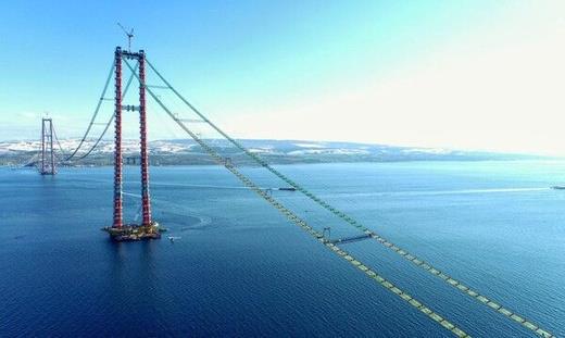 304 adet tel demetinden oluşan ana kablonun tamamı şantiye depo sahasına getirilirken, bugüne kadar 180 adedinin de montajı gerçekleştirildi.