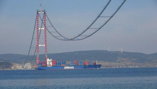 Dünyanın en büyük asma köprüsü unvanına da sahip olan köprünün ayakları 318 metrelik yüksekliğiyle 18 Mart Çanakkale Deniz Zaferi?ni simgeliyor.