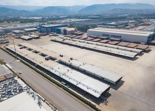 Fabrikada imalat ve montajları tamamlanan 39 adet Mega Blok, 4 adet Single Blok firmanın Gölcük Tesislerinden Gelibolu Kuru Havuz Bölgesindeki Tabliye Stok Sahasına getirildi. Tabliyelerin her birinin 45 metre genişliğinde, 48 metre uzunluğunda ve 700 ton ağırlığında.