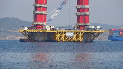 Cumhurbaşkanı Recep Tayyip Erdoğan tarafından 18 Mart 2017?de temeli atılan ve Çanakkale?nin Lapseki ilçesine bağlı Şekerkaya ile Gelibolu?nun Sütlüce mevkii arasında yapımı süren 1915 Çanakkale Köprüsü?nün ayakları 16 Mayıs Cumartesi günü Cumhurbaşkanı Recep Tayyip Erdoğan?ın videokonferansla katıldığı törenle tamamlanmış ve 32 bloktan oluşan köprünün ayak yüksekliği 318 metreye ulaşmıştı.