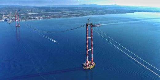 Ana halat kabloların montajının tamamlanmasının ardından, tabliyeler yüzer ve kaldırma vinçleri yardımıyla askı halatına bağlanıp, köprü iskeletine yerleştirilecek. Askı halatı ve tabliyelerin üretim çalışmaları sürüyor.