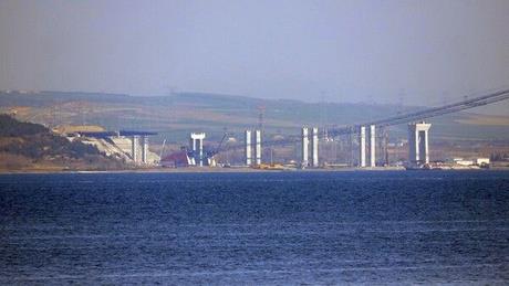 Projeyi üstlenen Ulaştırma ve Altyapı Bakanlığı 1915 Çanakkale Köprüsü?nün, 18 Mart 2022?de tamamlanarak hizmete açılacağını bildirmişti.