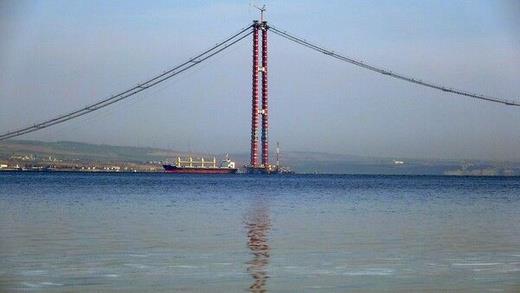 Köprünün bölgeye de ciddi faydalar sağlayacağı ve özellikle Lapseki?ye yatırımcı talebinin artacağı öngörülüyor.