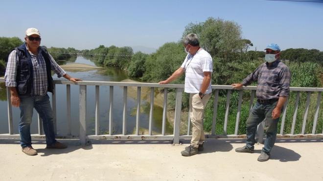 "BU KADAR SUSUZ KALDIĞINI HİÇ GÖRMEDİM"  Menderes Nehri kıyısında arazisi bulunan Umur Posacı, "Büyük Menderes Nehri kıyısında dedemden kalma 600 dönüm arazim var. Yıllardan beri burada ekip biçeriz. Bu mevsimde susuz kaldığını hiç görmedik. Birazda plansız yapılan işler buna neden oluyor. Önceden bazı hesap ve planlar yapılsa bekli de bu hale gelmezdi. Şu anda herkes bölgede su peşinde. Allah hepimizin yardımcısı olsun. Maalesef bizi çok kolay günler beklemiyor. Nehrin içine traktörlerle girerek set yapıp, su tutmaya çalışıyoruz" dedi.