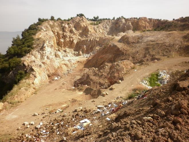 Doğal denge korunuyor  <br>  Bursa Büyükşehir Belediyesi iştiraklerinden BURKENT A.Ş. yapılan dolgu işlemleri sayesinde yemyeşil ağaçlar arasında kanserli hücre gibi görünen maden ocağı alanları, hafriyat toprağı ile doldurulup, yeniden ağaçlandırılıyor. Bu çalışmalar kapsamında 2014 yılında Orman Bölge Müdürlüğü?nden Büyükşehir?e tahsis edilen Akçalar sahasındaki 92 bin 344 metrekarelik alan yaklaşık 950 bin metreküp hafriyat toprağı dökülerek yeniden ağaçlandırıldı. Doğal dengesine kavuşan alan 2019 yılında Orman Bölge Müdürlüğü?ne geri teslim edildi. Yine Mudanya ilçesi Altıntaş Mahallesi?ndeki maden ocağı alanı da yaklaşık 21 bin kamyon hafriyat toprağı dökülerek dolduruldu. 200 adet 1 yaşında fıstık çamı, 1000 adet akasya ve yaklaşık 100 adet erguvan fidanı dikilerek ağaçlandırılan alan 2019 yılında Orman Bölge Müdürlüğü?ne geri teslim edildi.