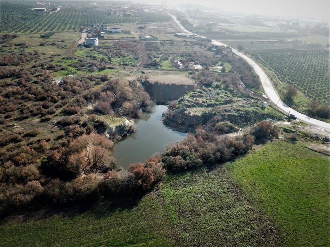 Bursa?nın daha sağlıklı ve yaşanılabilir bir kent olması için çevre yatırımlarına ağırlık veren, su, kanalizasyon, yağmur suyu hatları ve dere ıslah çalışmalarının yanında büyük ölçekli yeni yeşil alanları kente kazandıran Büyükşehir Belediyesi, diğer taraftan doğayı kirletici unsurlara karşı da yoğun bir mücadele veriyor. Özellikle dere kenarları ve verimli tarım alanlarına kaçak olarak dökülen hafriyatların önüne geçmek için il genelinde 28 adet hafriyat depolama sahası oluşturulurken, Bursa?da inşaat sektörünün ürettiği aylık yaklaşık 300 bin ton hafriyat atığı bu alanlarda düzenli olarak depolanıyor.