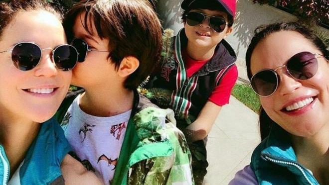 Şallı, "Ultrasonda da çıkmadı. MR çekildi, o zaman öğrendik. İlk duyduğunuz an bir annenin ya da babanın dünyasının yıkıldığı an. Çok büyük bir acı. Meğer ağrıları zaman zaman yaşıyormuş ve 'geçer' diye düşünüp söylemiyormuş. İlk defa okulda ağladığı bir an oldu, ağrısı çok fazlaydı. Çok hızlı ilerleyen bir türdü..." ifadelerini kullandı.