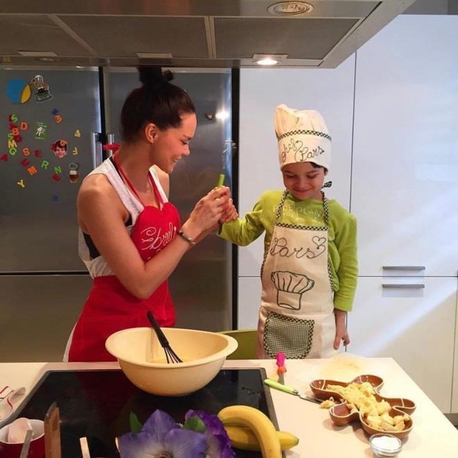 Geçtiğimiz yıl 9 yaşındaki oğlu Pars?ı, mücadele ettiği lenfoma hastalığı nedeniyle kaybeden Ebru Şallı, yaşadığı zorlu dönemi anlatırken gözyaşlarını tutamadı. Ünlü model, acılı günlerini şu sözlerle dile getirdi: "Tanıyan Pars?tan çok etkilenirdi. 'Bu nasıl bir çocuk' derlerdi. Gerçek bir melekti. Bu hayatta bir melek doğurmuşum ve dokuz yıl bir melek ile yaşamışım. Kimseyi kıramaz, azıcık üzüldüğü an onu toparlamaya çalışır, müthiş bir sevgi çıkıyordu içinden. Pars hep başkaydı."