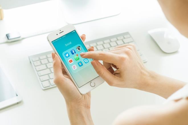 Facebook?un bünyesinde bulunan mesajlaşma platformu WhatsApp, gelen tepkiler sonrası 15 Ocak?ta söz konusu yeni şartları 8 Şubat?tan 15 Mayıs?a ötelediğini duyurmuştu.    Facebook, WhatsApp'ı 2014'te 19 milyar dolara satın almış fakat uygulama üzerinden gelir elde etmekte zorlanmıştı.