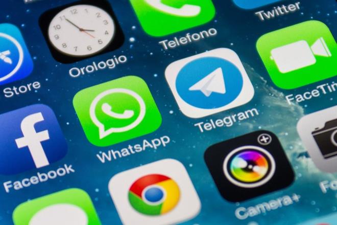 WhatsApp, işletme hesaplarına daha fazla veri sağlayabilmek için gizlilik sözleşmesinde değişikliğe gitmişti.     Kişisel mesajlaşmalarda uçtan uca şifreler korunsa da işletme hesaplarıyla yapılan mesajlaşmalar şirket tarafından işlenecek.   WhatsApp'ta yeni dönem 15 Mayıs'ta başlıyor: Kullanıcıları neler bekliyor?