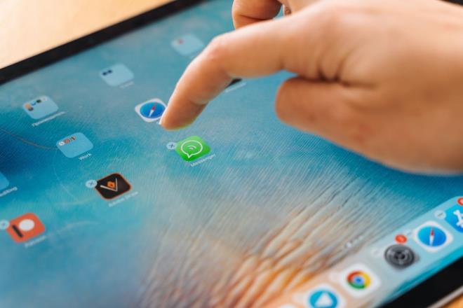 WhatsApp'ta yeni dönem 15 Mayıs'ta başlıyor: Kullanıcıları neler bekliyor? - 1    Facebook tarafından satın alınan WhatsApp'ın gizlilik sözleşmesi için yaptığı uzatmada sona geliniyor.     WhatsApp, 2021 başında gelen tepkiler üzerine eni gizlilik sözleşmesinin onaylanma tarihini 15 Mayıs'a erteleme kararı almıştı.