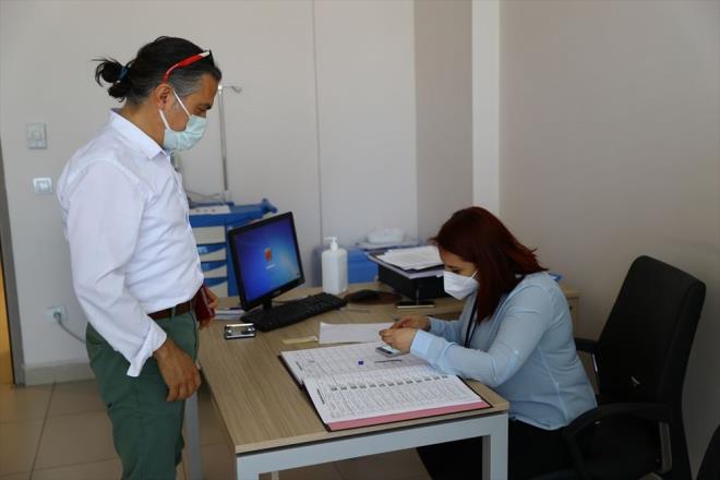 Sultangazi Haseki Eğitim ve Araştırma Hastanesinde Ramazan Bayramı?nın birinci gününde aşı çalışmaları devam ediyor.